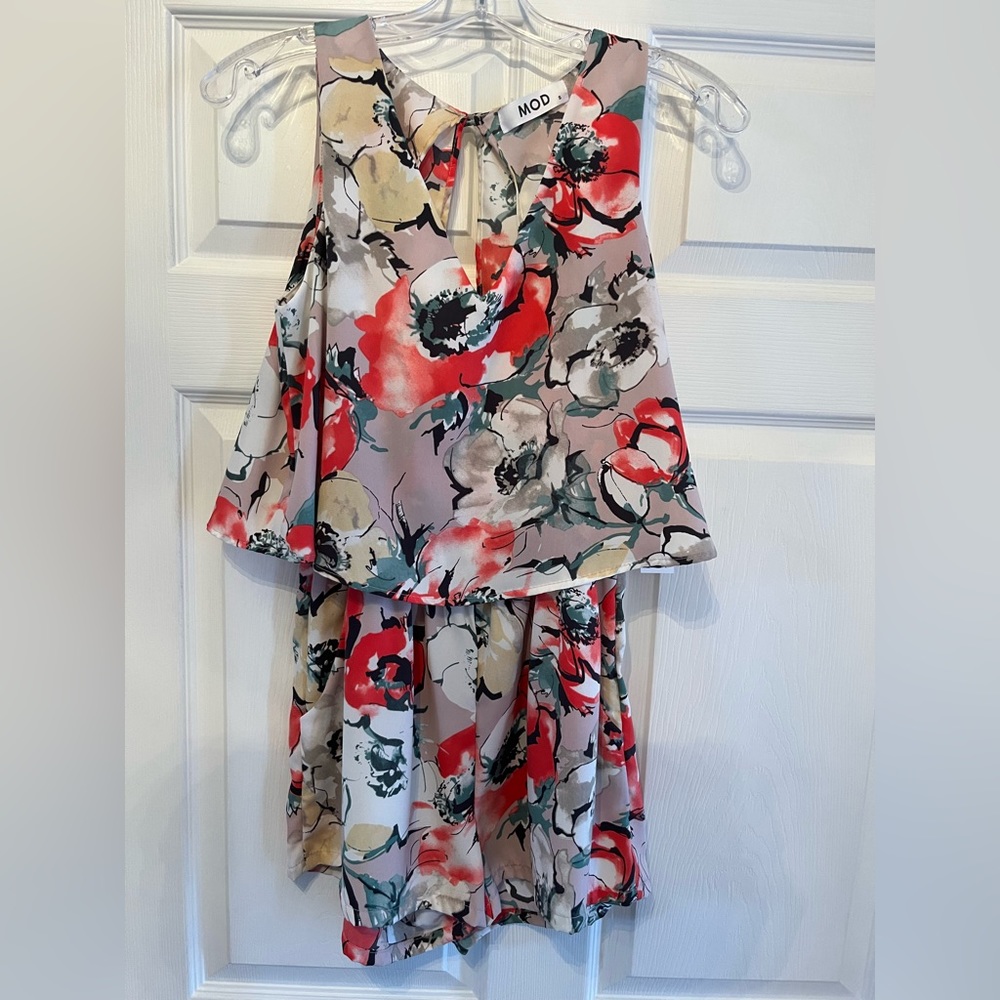 NWT Mod tan cream and red floral romper Size Small